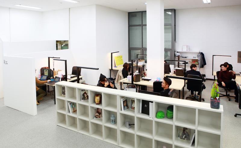 简约白诠释优雅办公空间-7