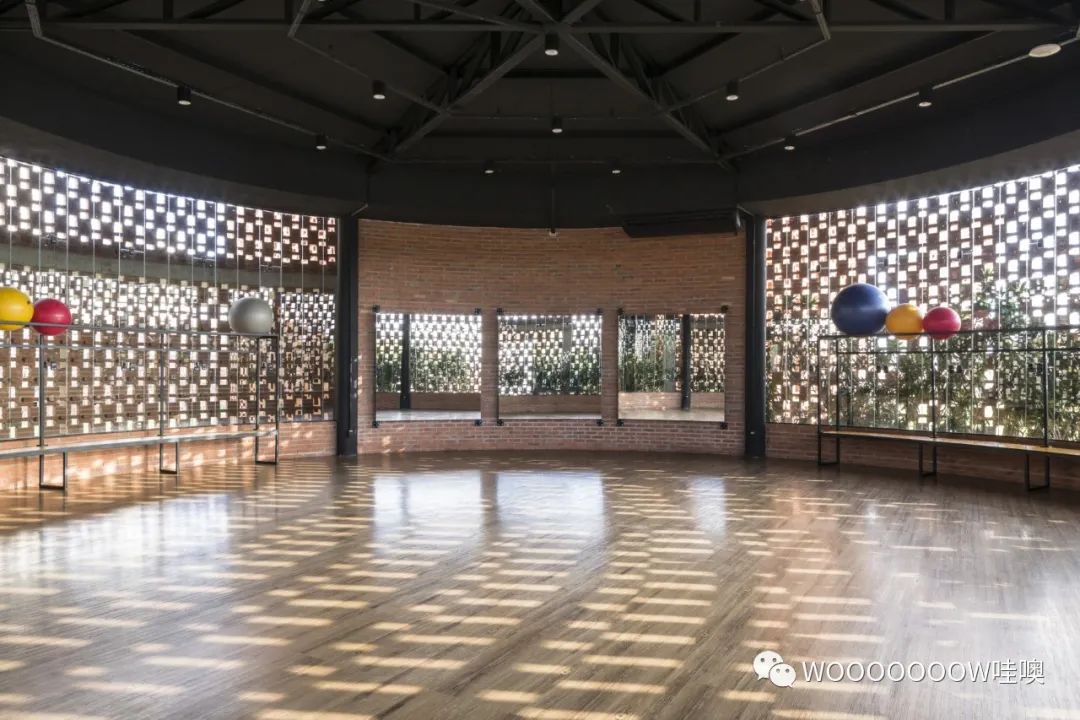 巴西 Unileão 大学体育馆 | 砖纹理与绿意空间的巧妙结合-21