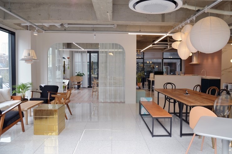 极简设计打造办公空间与展示厅-2