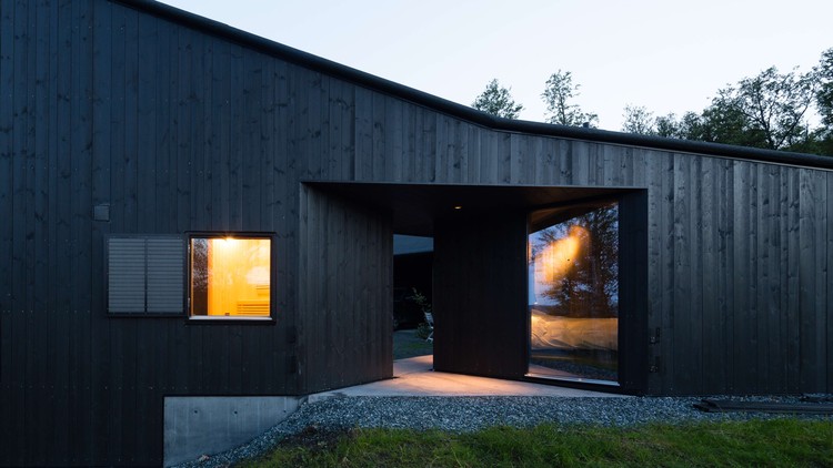 极地黑色木屋，融入大自然的冬季景观-31