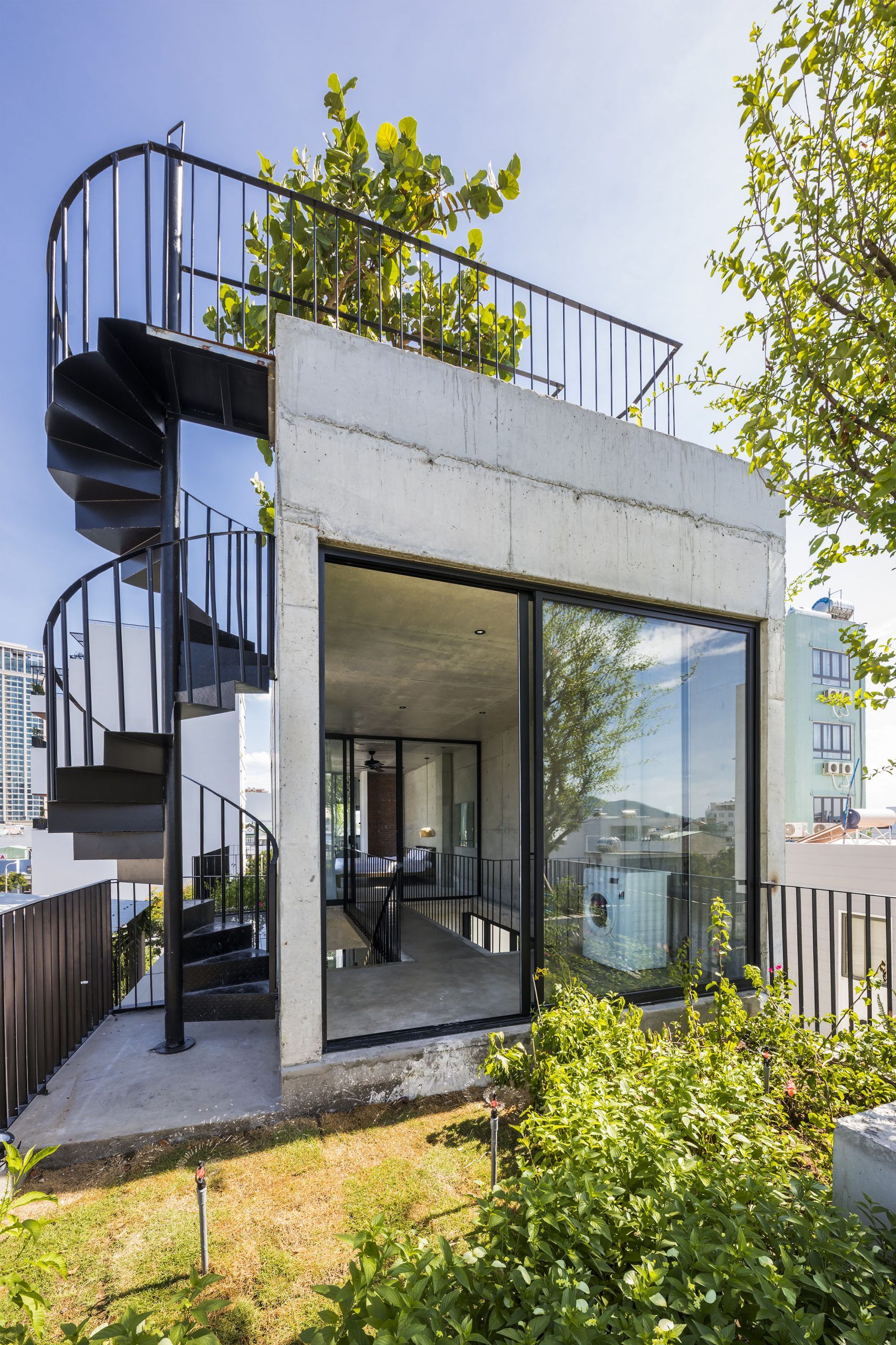 越南海滨四层混凝土住宅-16