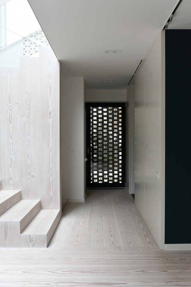 罗马尼亚四口之家垂直住宅,自然材料与光影共舞-65