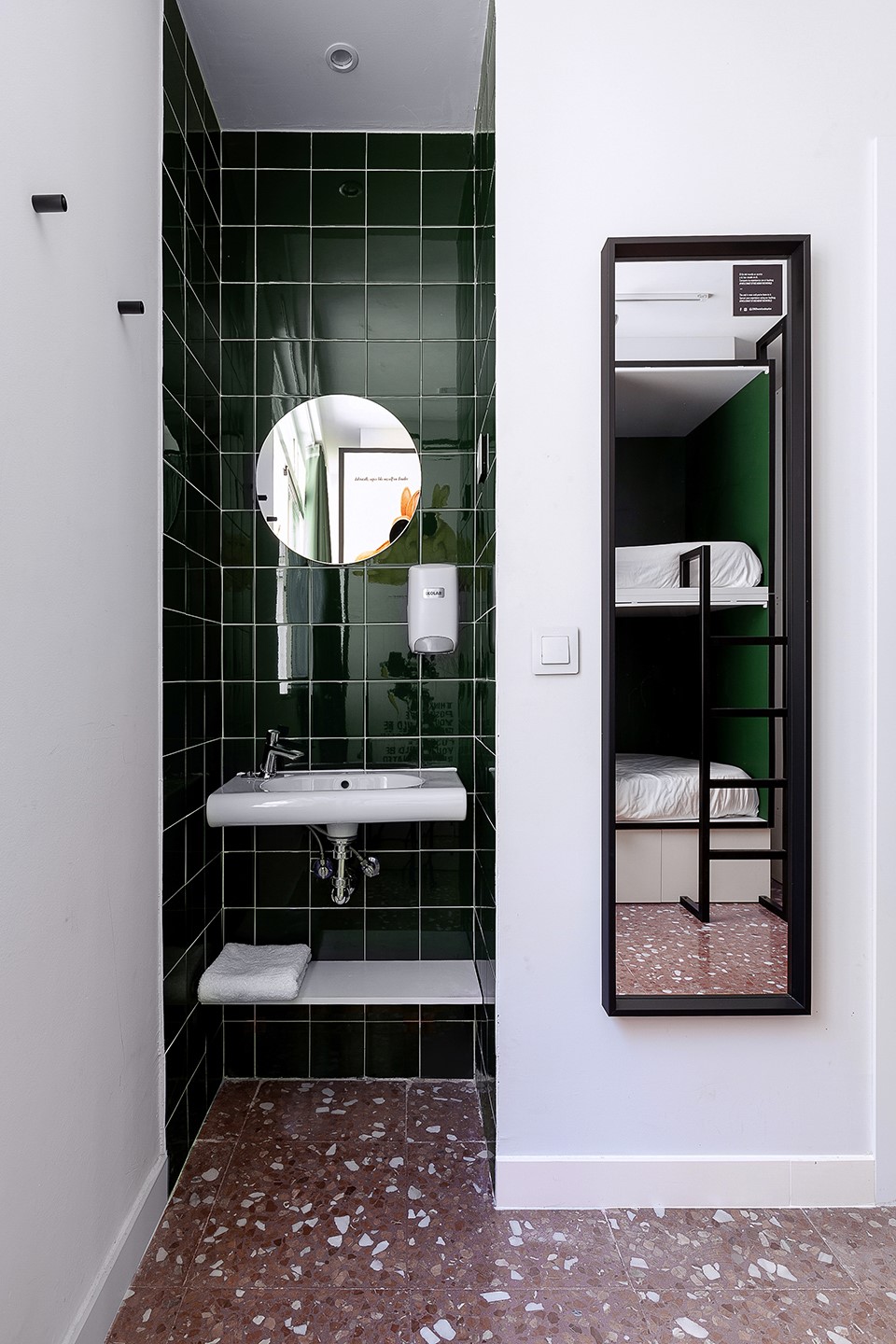 2060牛顿青年旅社，马德里 / Wanna One-1