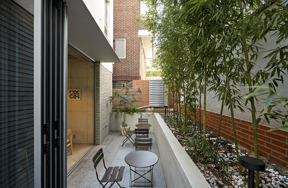 14 平米微型咖啡馆，裸露混凝土打造别致空间-15