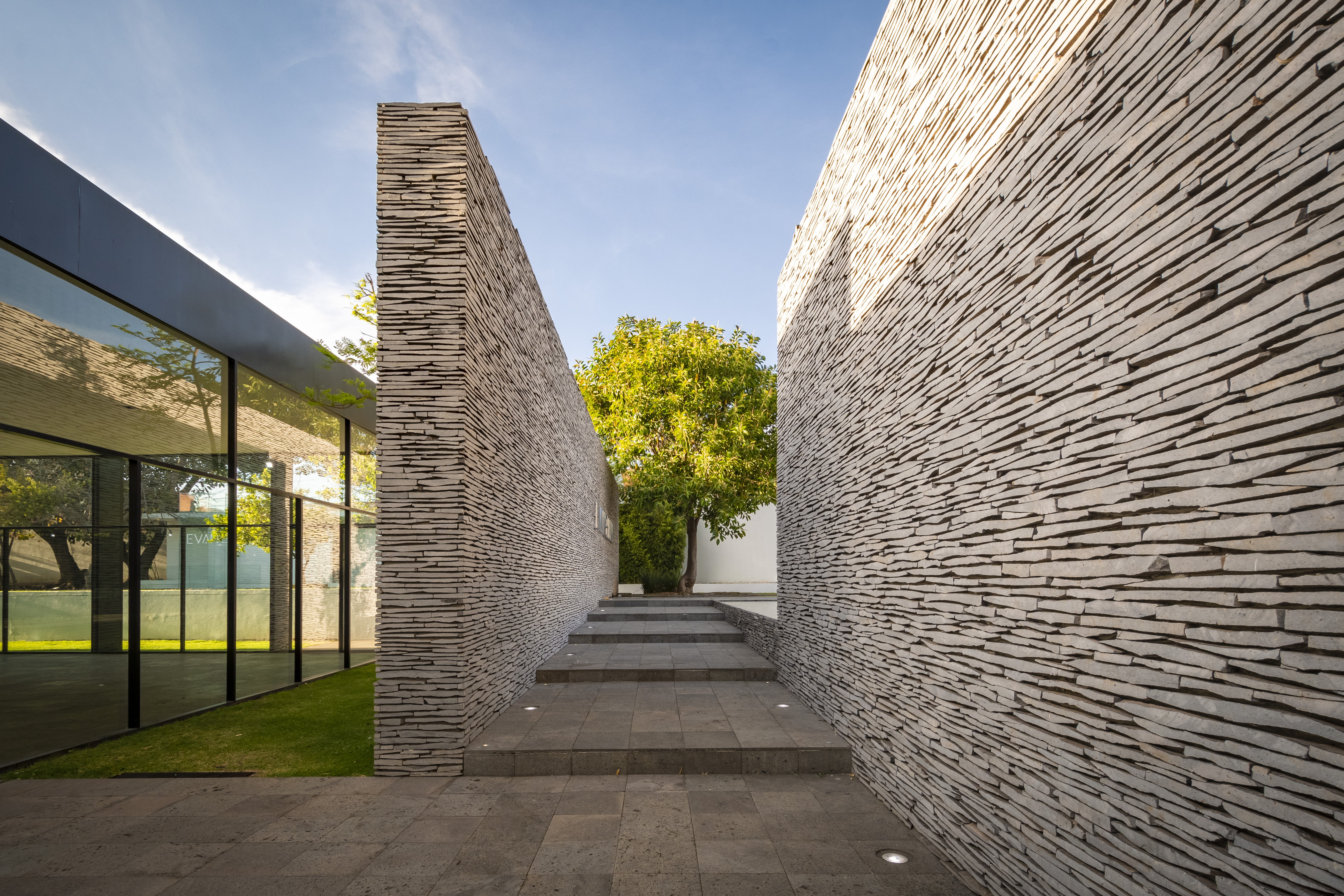 惊艳的展览中心设计 | Evangelina 商业与文化展示空间-9