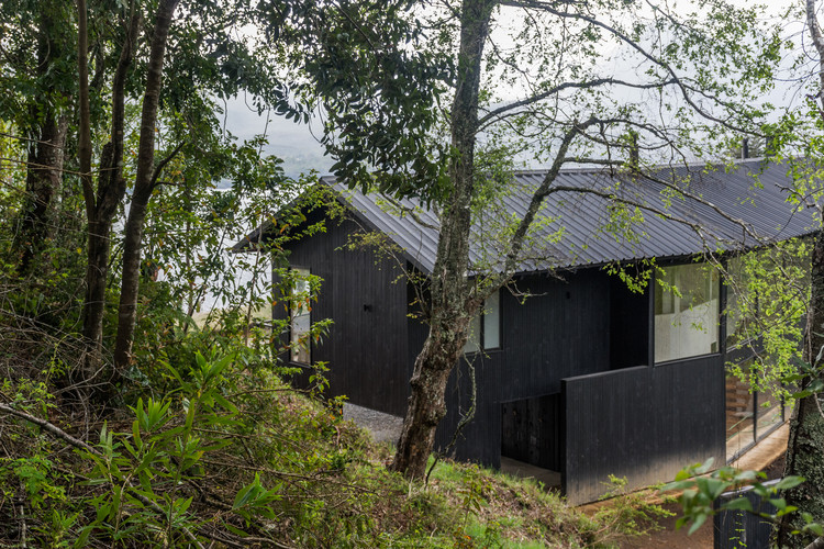 智利 Calafquén 湖畔 V 形木屋-8