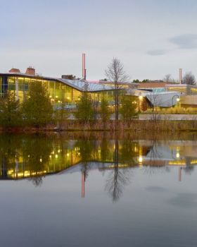 融入自然的 Trent 大学化学科学楼