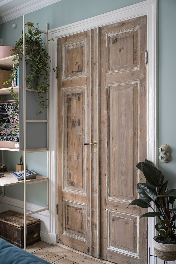 斯德哥尔摩蓝色墙壁与复古木门的时尚公寓-7