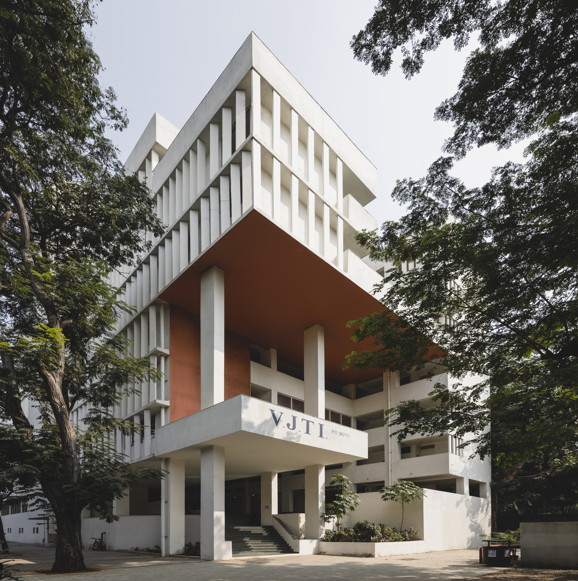 Veermata Jijabai Technological Institute Student Housing / MO-OF-12