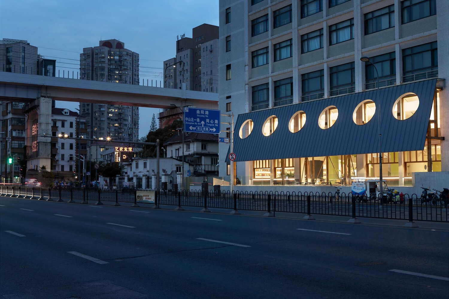 屋檐下的咖啡店丨中国上海丨置换建筑师-8