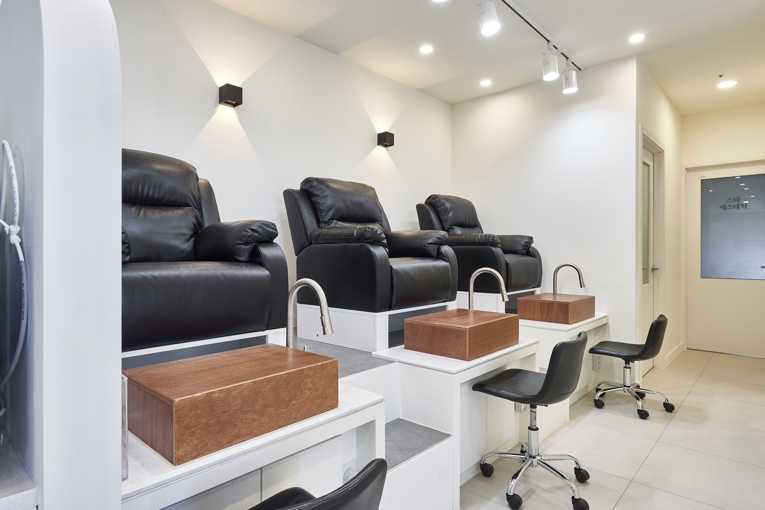 22 平米极简卧室，白色调的完美运用-8