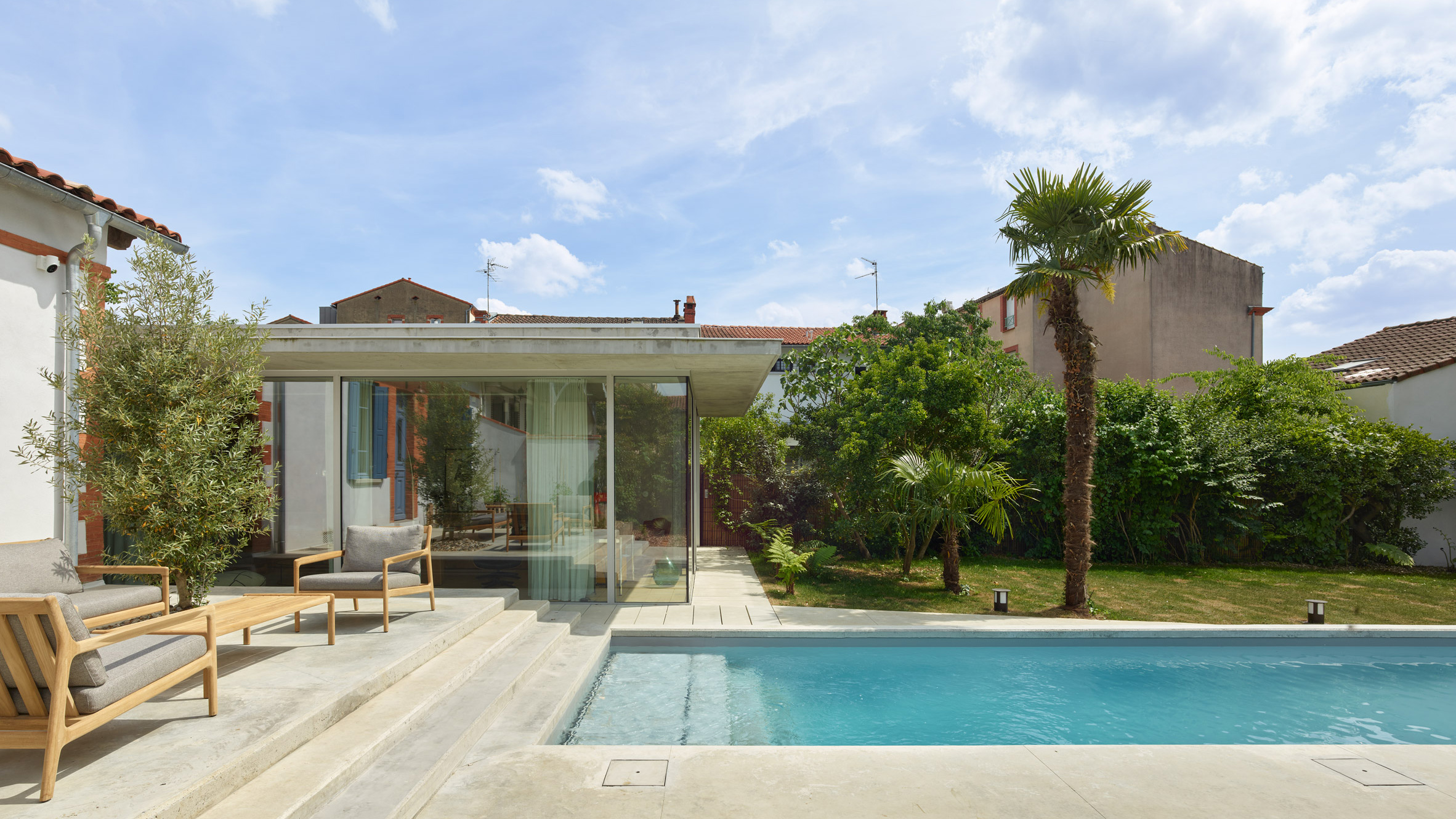 法国图卢兹现代玻璃混凝土别墅-0