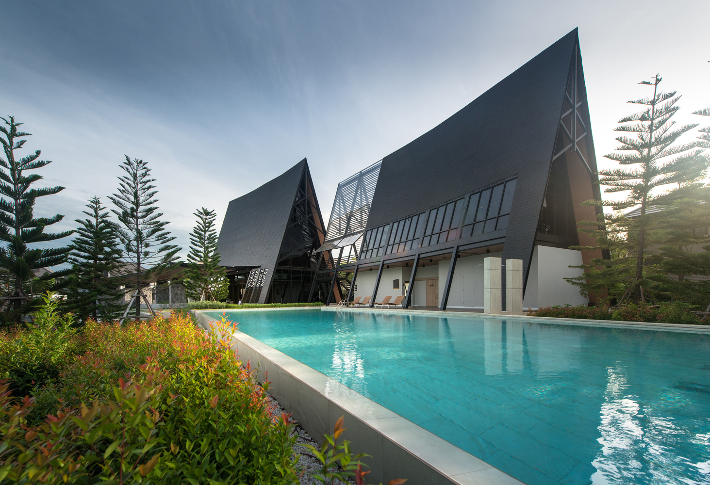 曼谷大道 Clubhouse，三角形的有机建筑美学-13