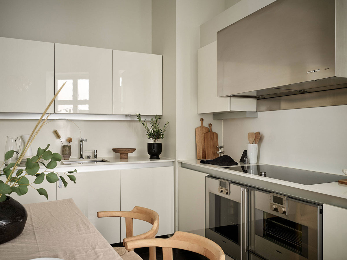 黑色地板和柔和的女性化装饰：哥德堡的宜人公寓-6