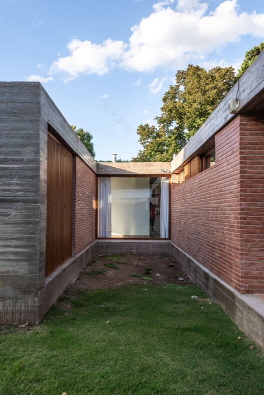 阿根廷 House VV · 融入自然的可持续住宅设计丨阿根廷拉普拉塔-19