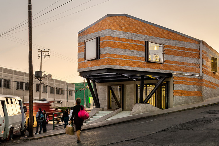 墨西哥城郊区的三角皇冠建筑-2