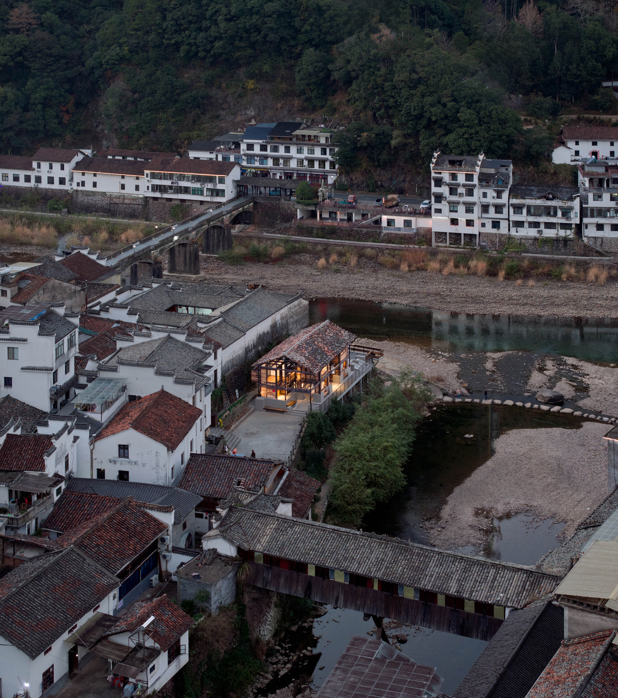 Renovation of the Old Riverside House / Ref Architects + 0.5m Studio-12