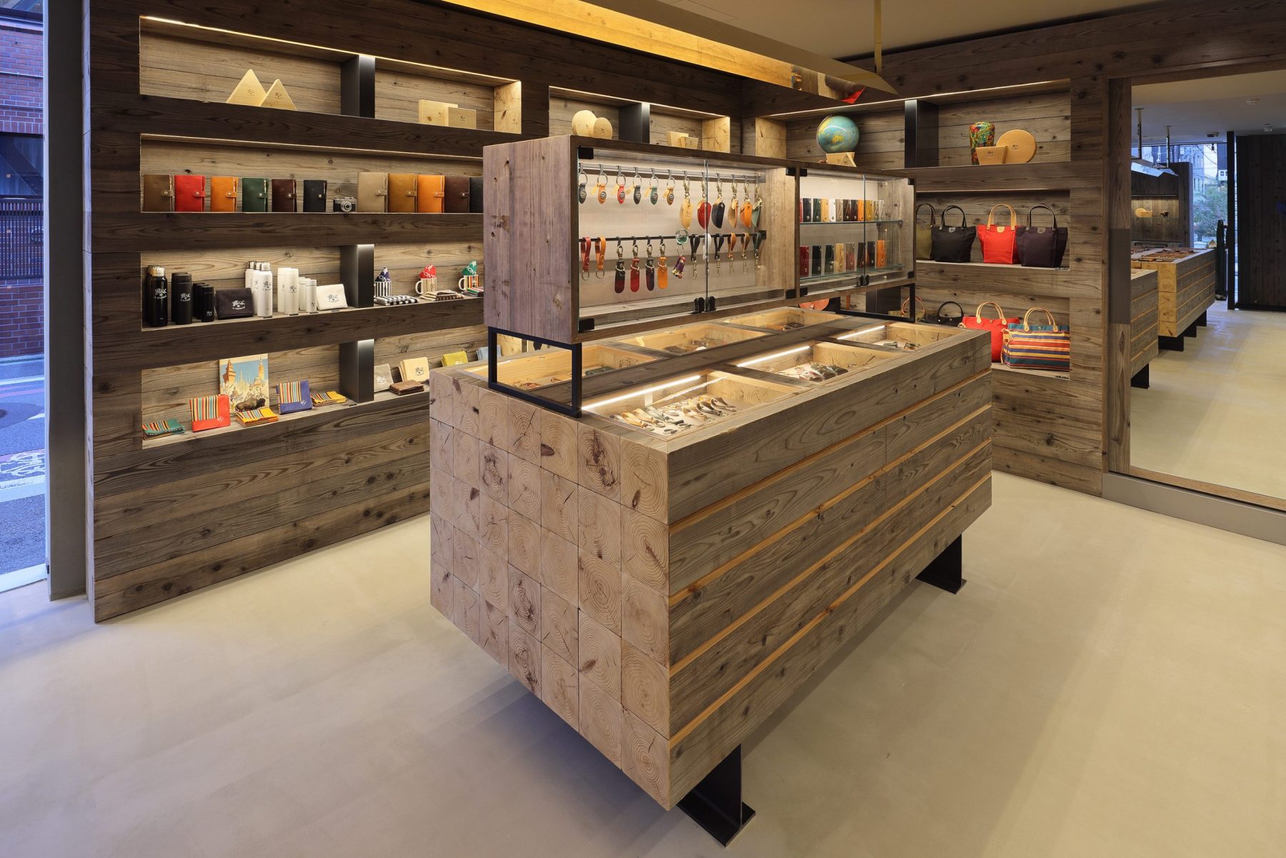 野牛京都三条店

注：IL BISONTE一般是品牌名，音译为野牛 ；KYOTO是京都；SANJO在日本地名里常指三条，这里推测是该品牌位于京都三条的门店相关表述 丨日本京都丨辻村久信氏-8