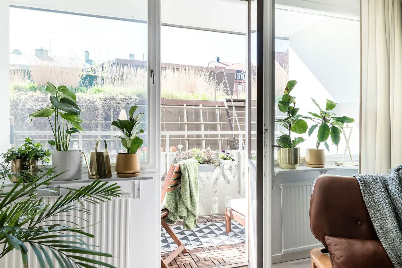 60 年代瑞典公寓里的深色 velvet sofa 和 Scandinavian 设计-5