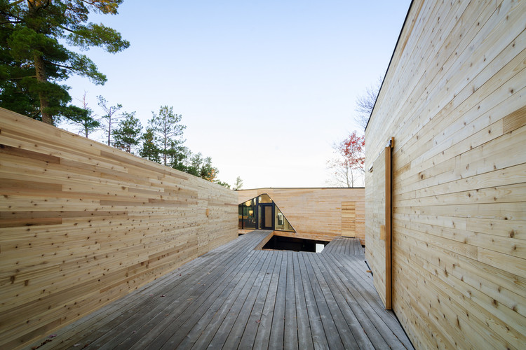 加拿大湖边“吻线”豪宅-4