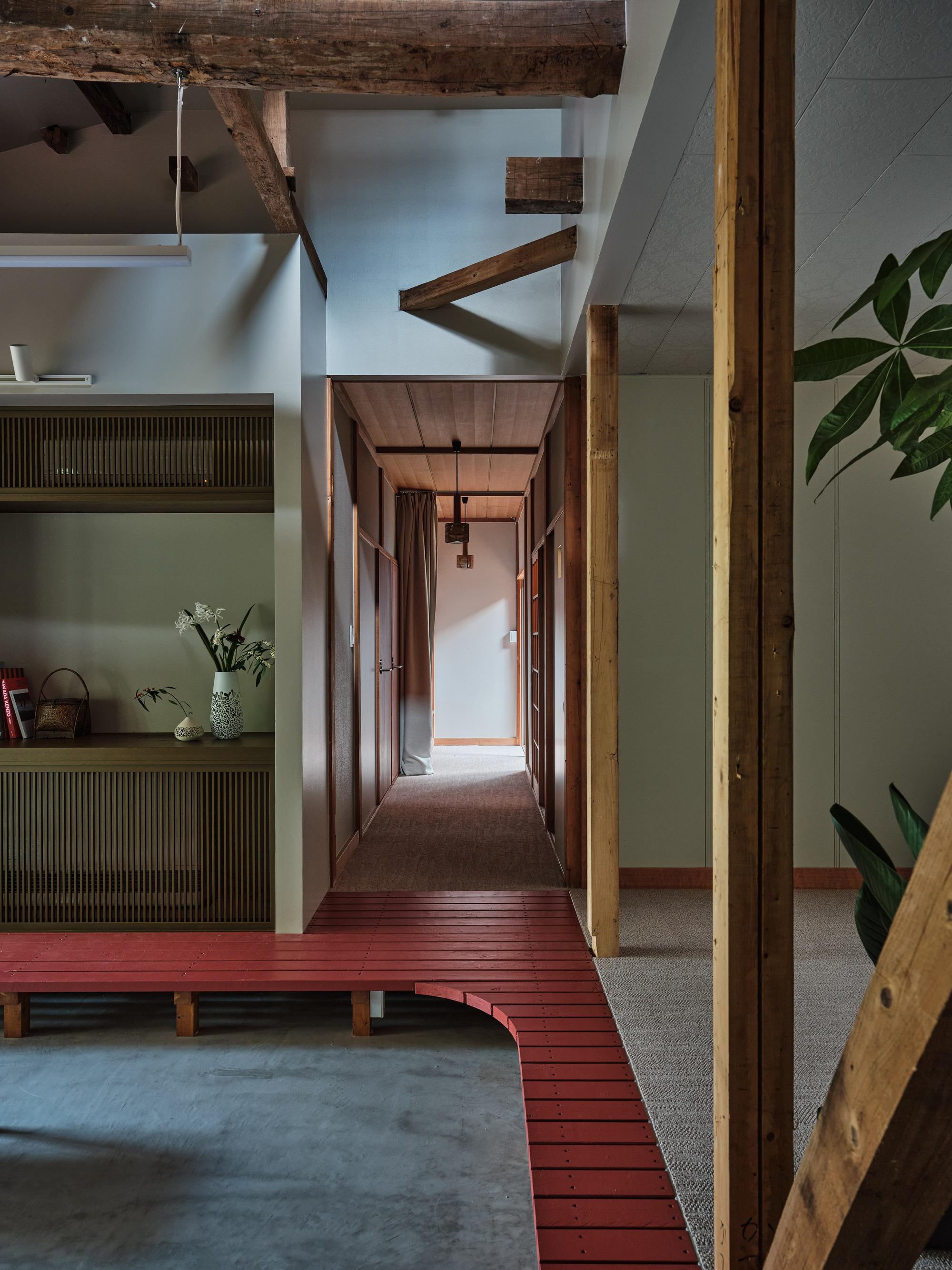 二之平的缘侧（注：缘侧是日本传统建筑中房屋与庭院之间有屋檐的走廊空间） 丨日本神奈川丨HAMS and,Studio-37