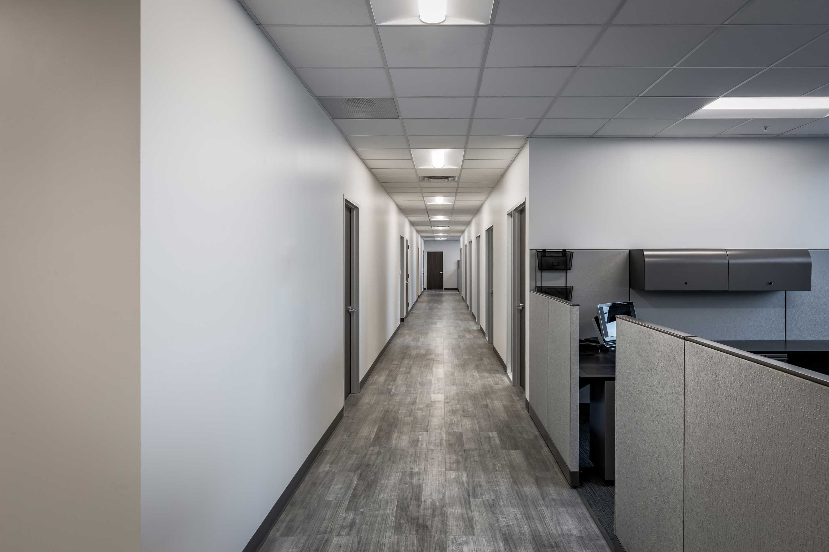 具有混合结构系统的办公室和高架仓库建筑丨Goree Architects-9