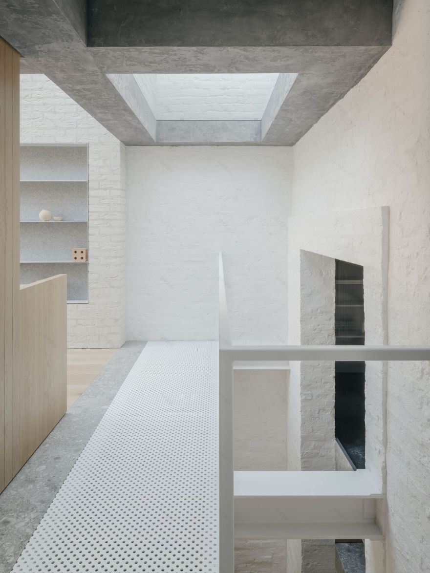 光隙间洒下光影的家庭住宅(注:komorebi是日语外来词,指从树叶缝隙间洒下的阳光) 丨英国伦敦丨ConForm Architects-23