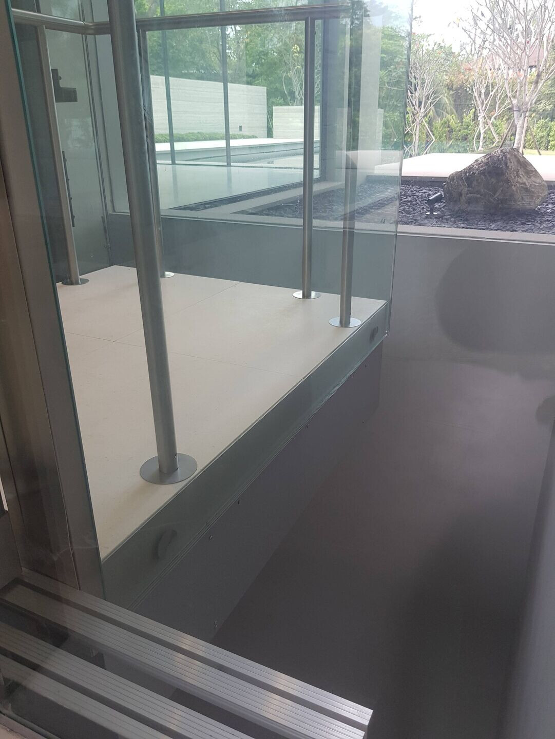 新加坡植物园旁的无框玻璃电梯别墅-19