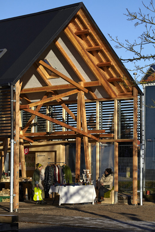 丹麦小镇的红色木质市场-16