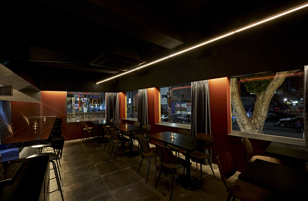 13 坪现代简约餐厅设计，黑白色调的魅力空间-4