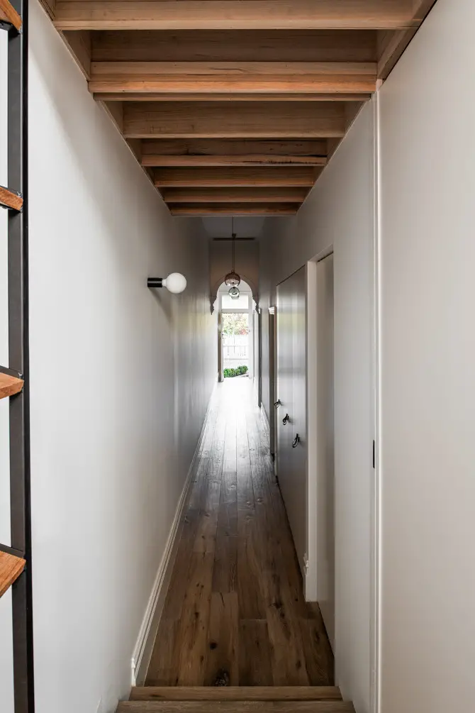 墨尔本的黑色金属小屋 | 极简环保设计惊艳城市景观-20