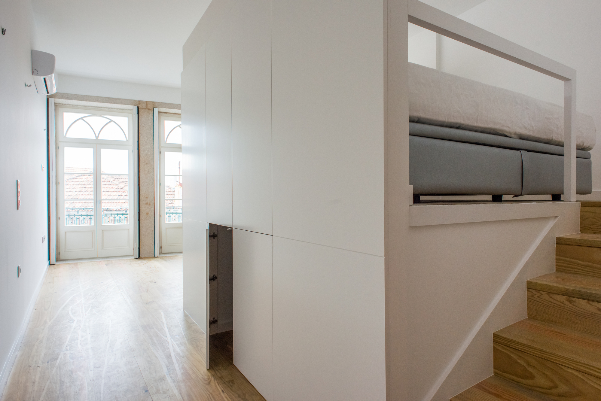4 Apartments in Porto / Atelier Pupa-14