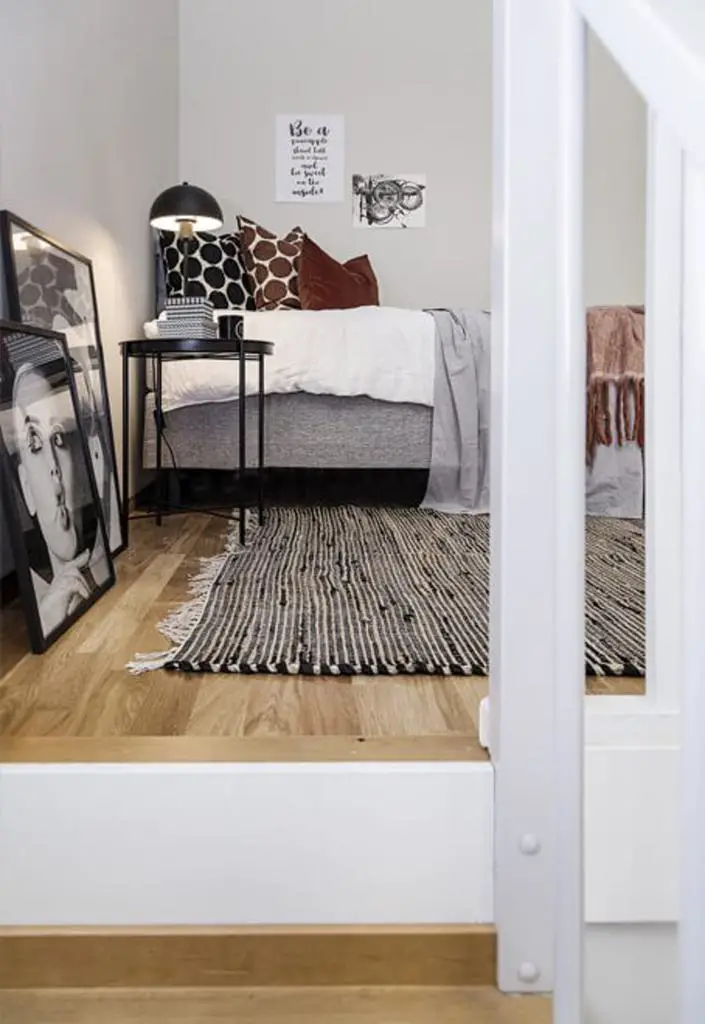 35 平米迷你复式巧用楼梯空间，变身实用图书馆-4