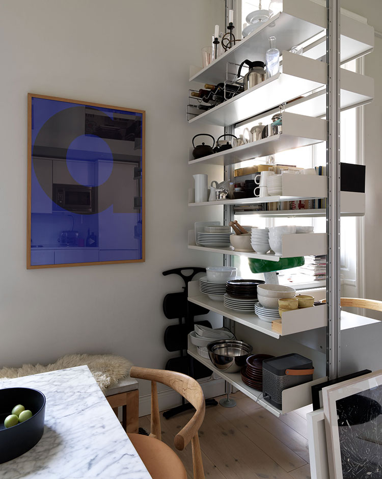 带对比色和开放式储物空间的瑞典公寓-6