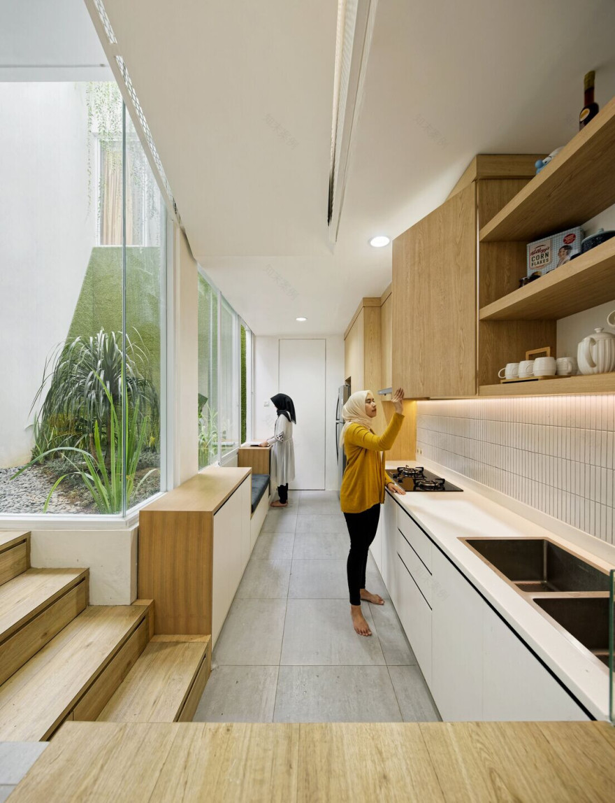 印尼狭地住宅,三角天花板创造宽敞空间-29