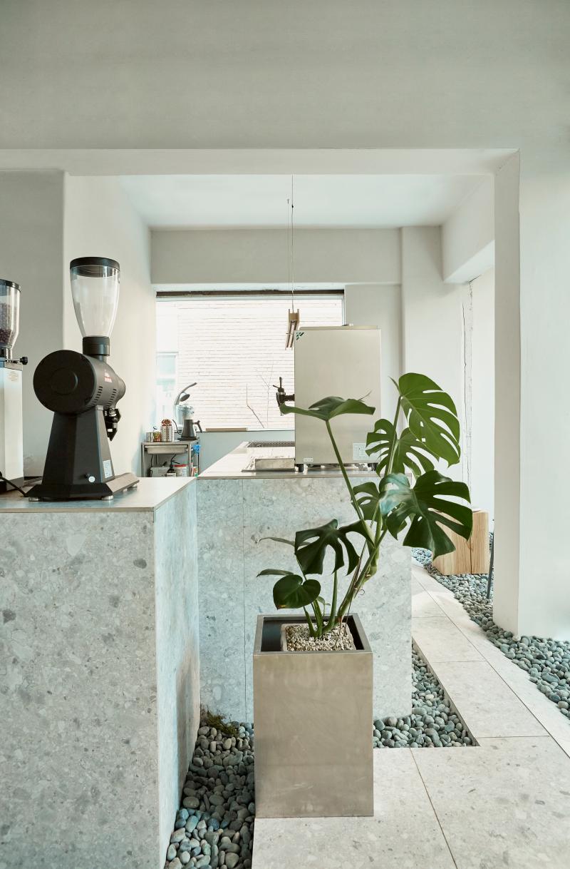 白色与木纹的 12 平米迷你咖啡馆设计-7