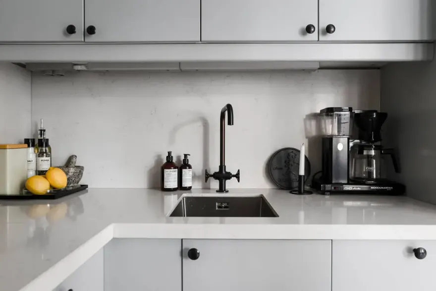 瑞典大型工作室的卧室玻璃隔墙设计-8