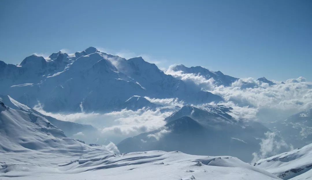 【格欣国际】这个建筑的坡屋顶，怎么和普通的有点不一样？-6