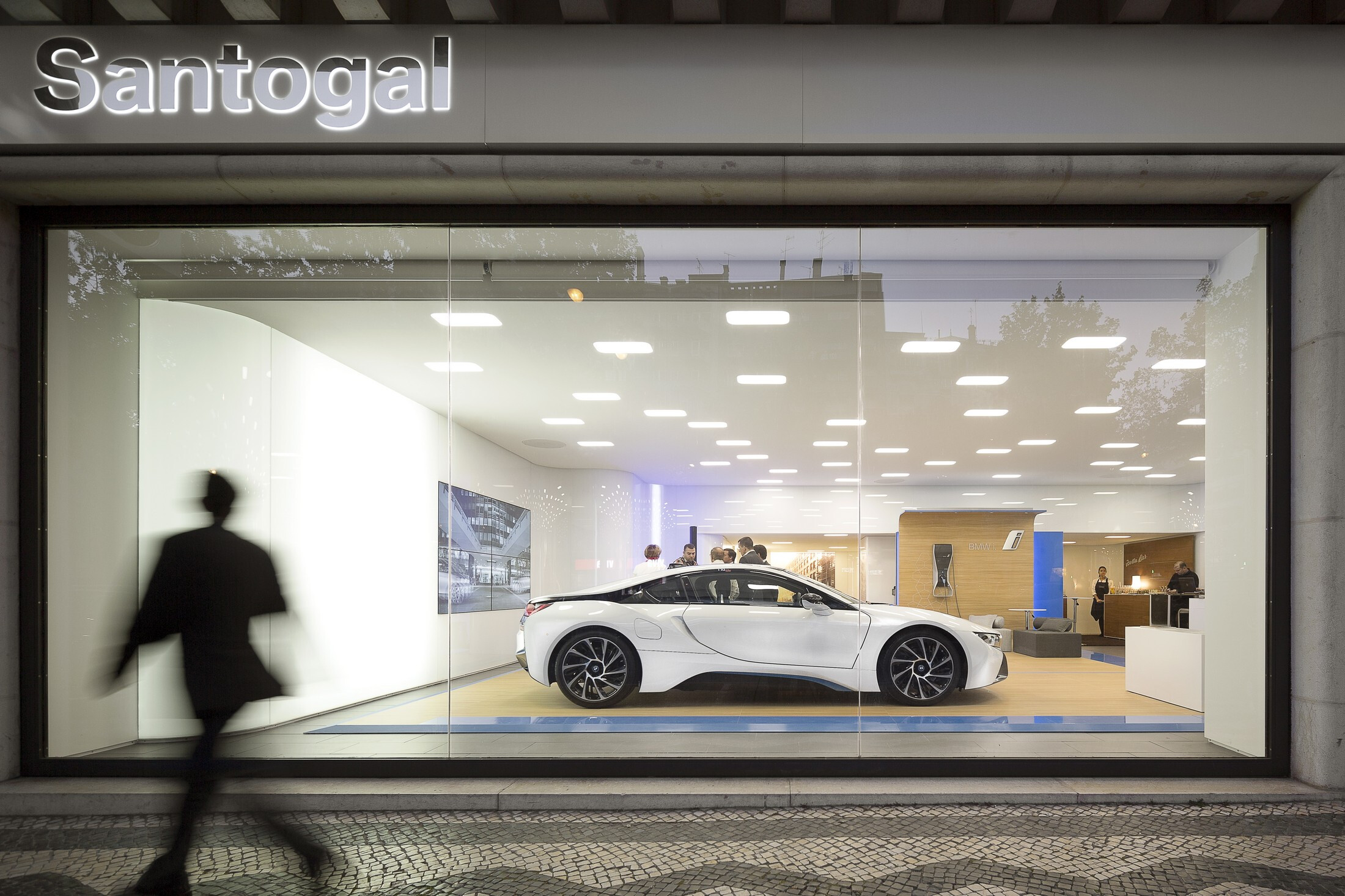 BMW i City Sales Outlet · 神秘动感白膜展示空间-10