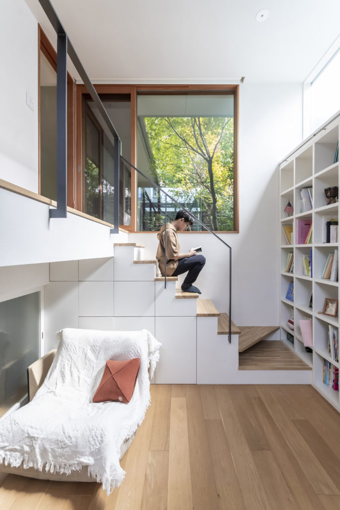 別荘地のように静かで緑に囲まれた家　緑と空の見える図書室でゆったりと本を読んで過ごす | Architecture | 100%LiFE-7