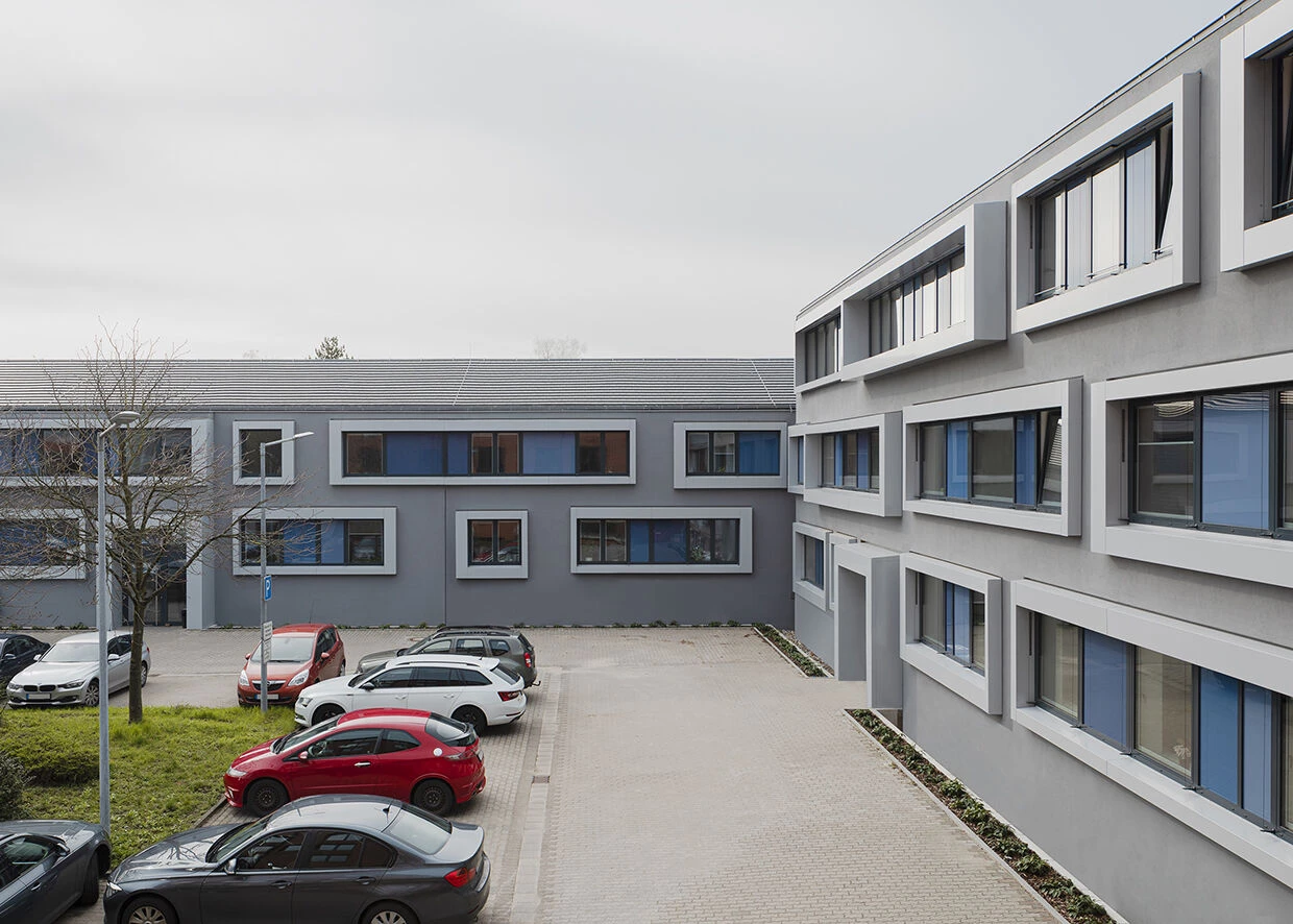 德国 Heppenheim 警察总部翻新,呈现活力动态立面-17