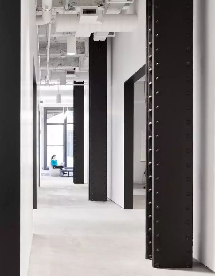 纽约历史建筑中的现代沙龙式办公室-13