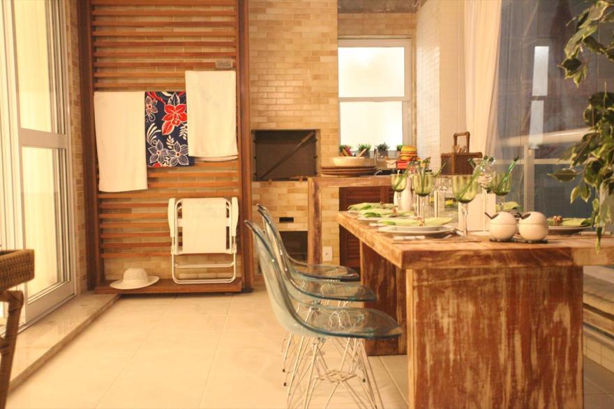 巴西海滩公寓,木质与镜面玻璃的优雅结合-10