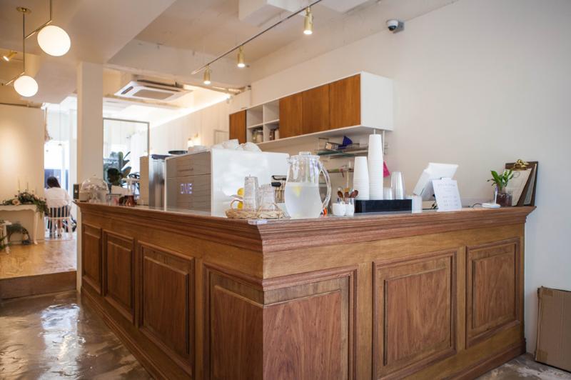 首尔 15 坪白色极简风咖啡厅设计-7