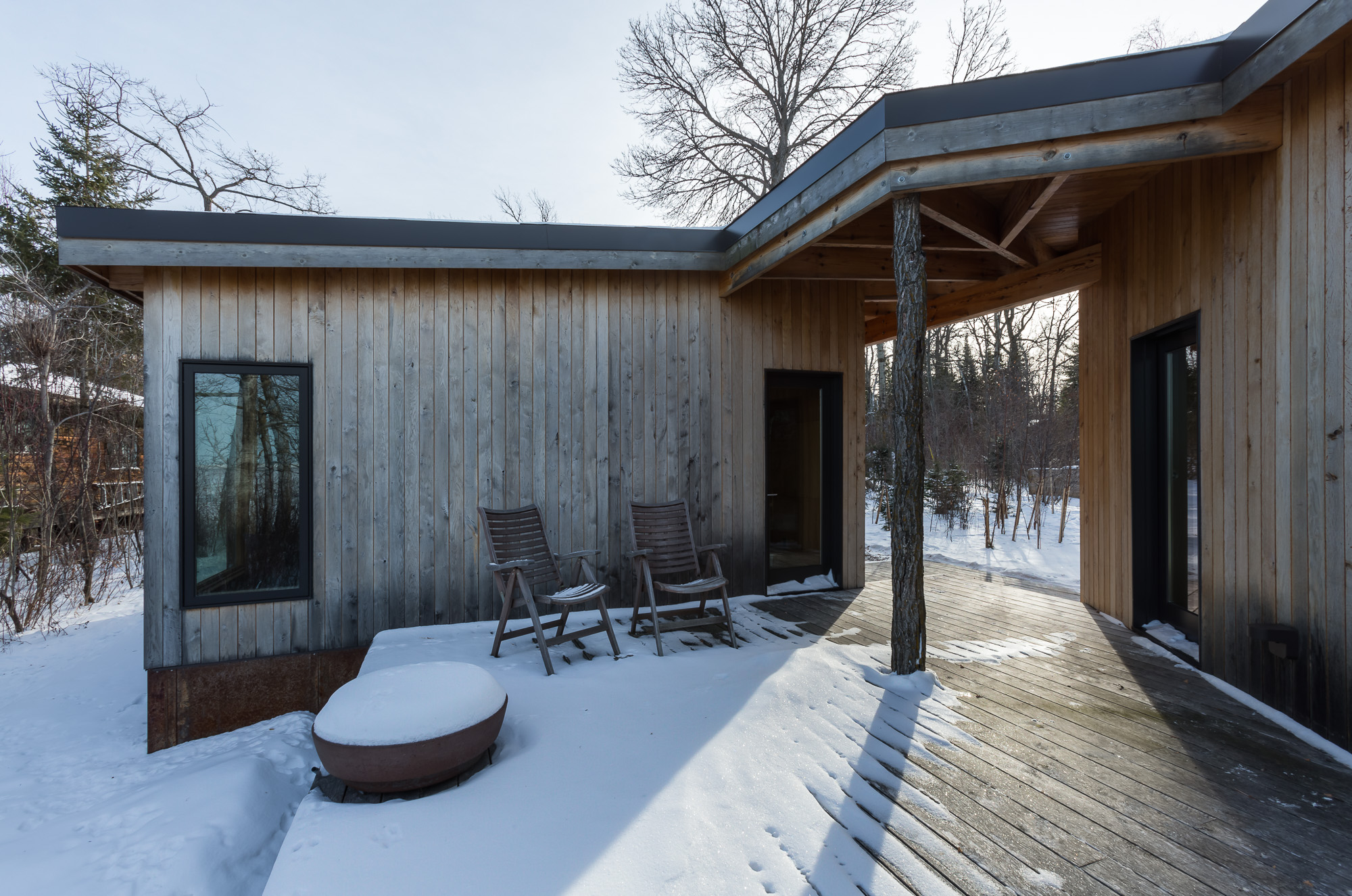 温尼伯湖畔的现代小屋，融入自然的私密空间-10