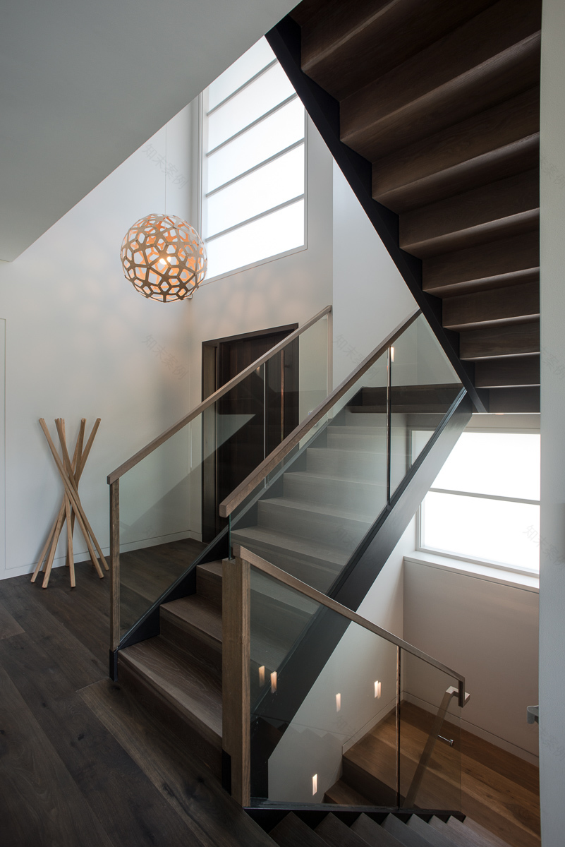 悉尼港边山巅上的现代家园-20