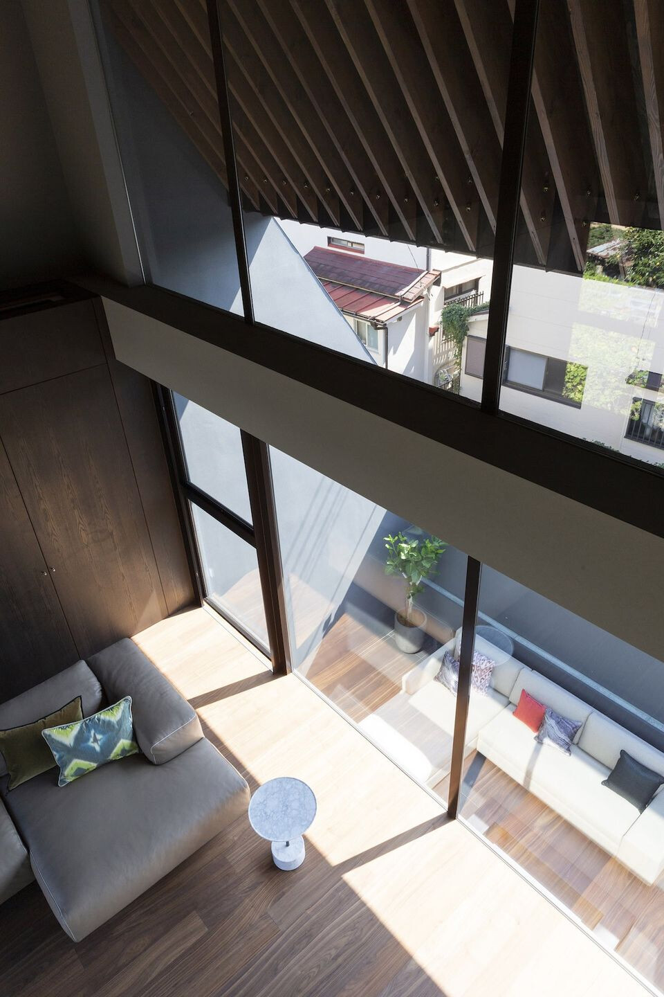 东京郊区别墅 | 金属灰色立面下的私密空间-18