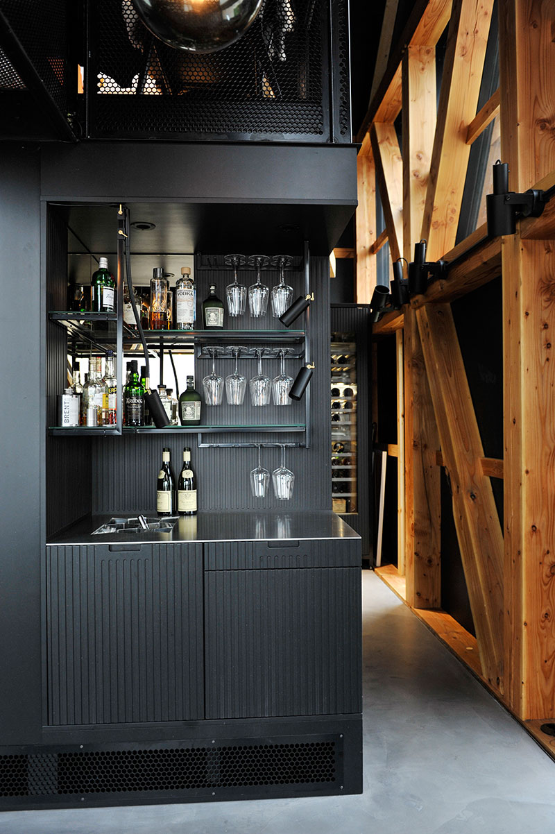 挪威海岸线上的黑色岩石住宅-9