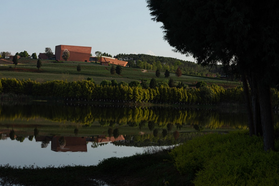 云南东风韵艺术中心 | 红土地上的现代石雕艺术-29