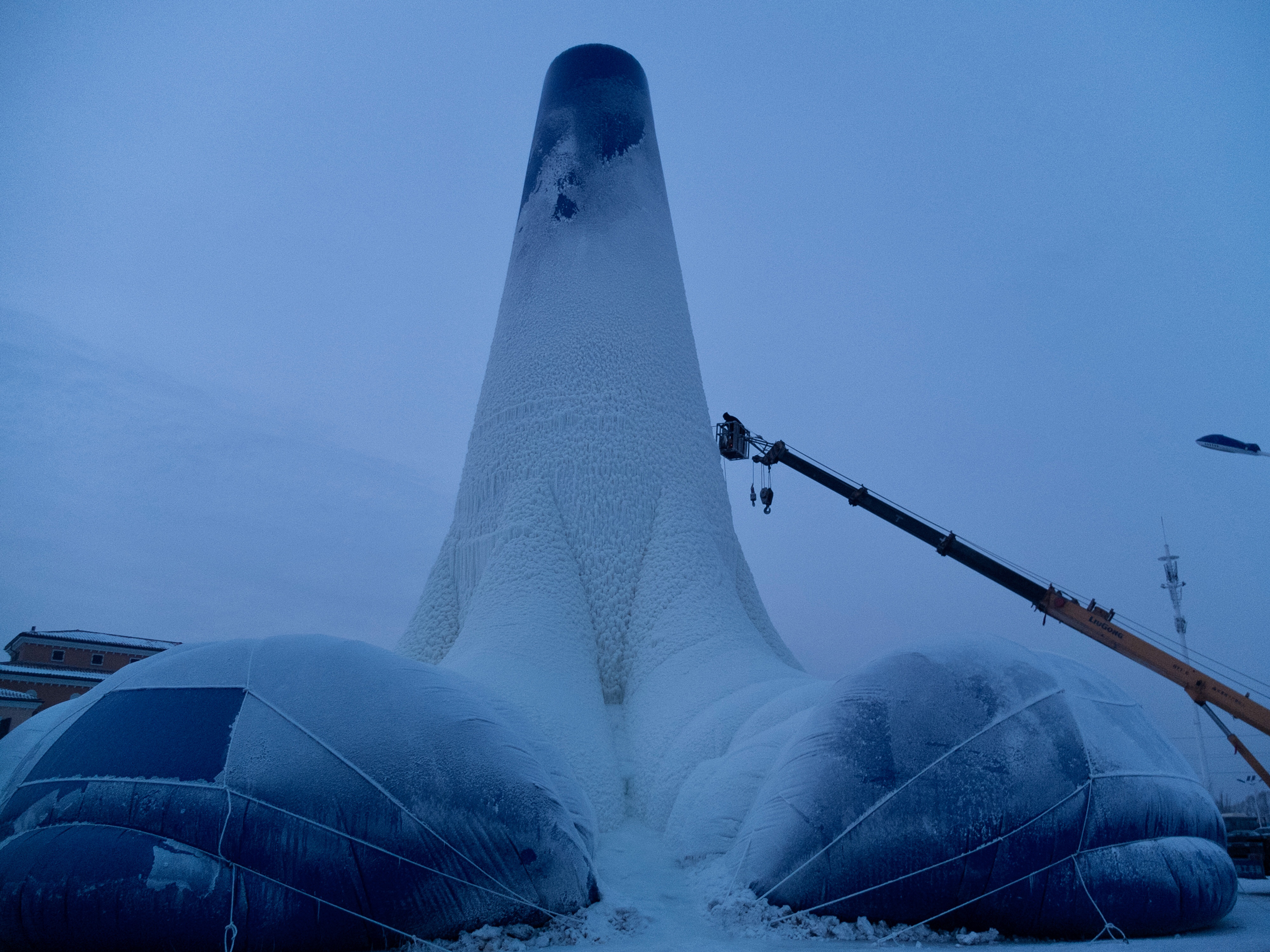 World's tallest ice tower built with the shape of a flamenco dress-8